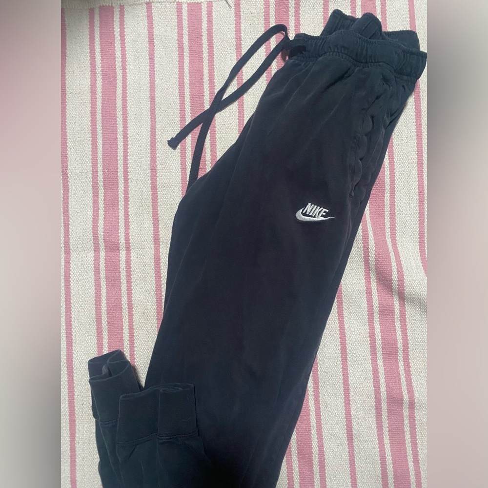 women’s black nike sweats medium